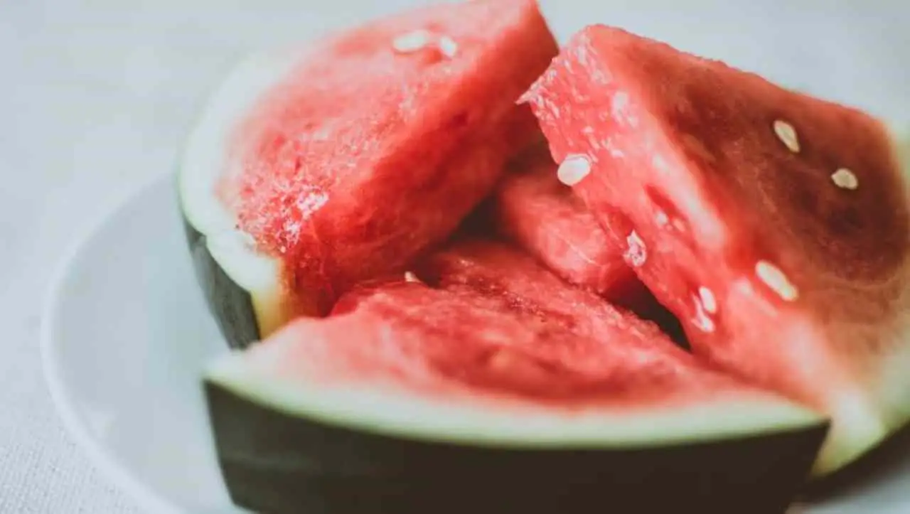 Mangiare anguria: benefici e limiti
