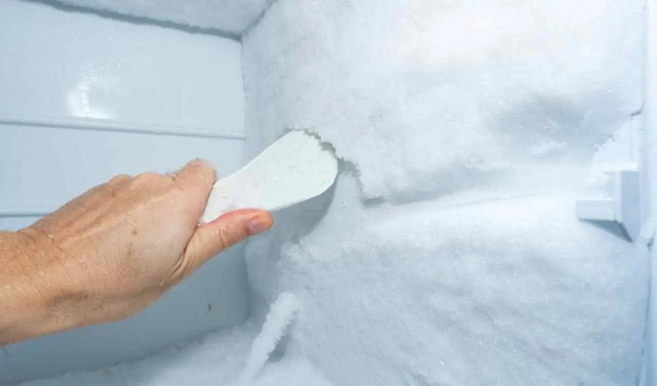 Il trucco per sbrinare il freezer velocemente